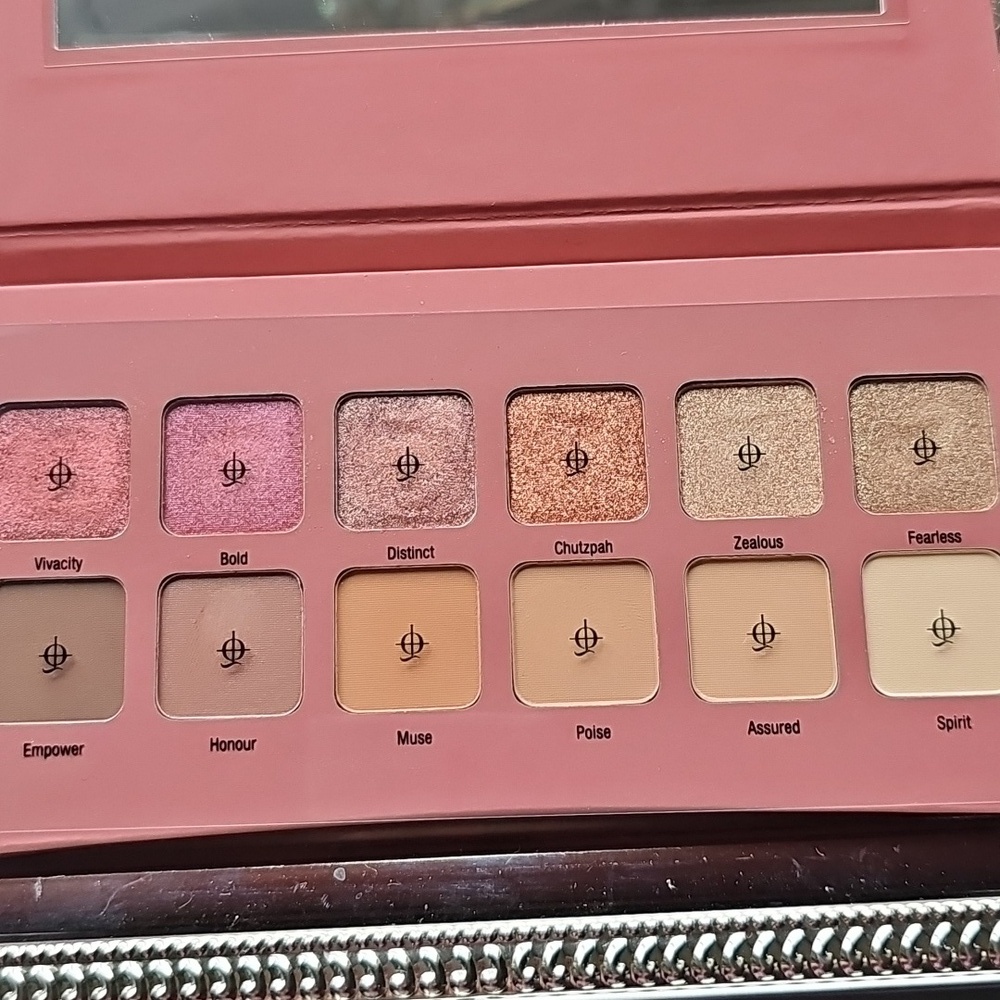 NIB Illamasqua Unveiled Artistry Palette Eyeshadow